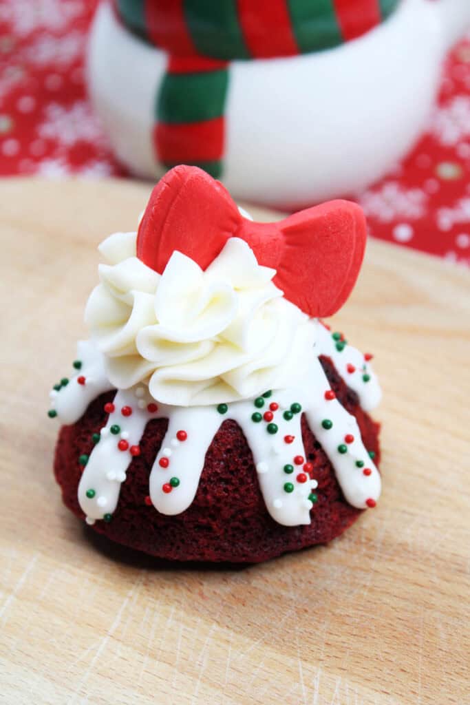 red velvet Minnie Mouse holiday cupcakes