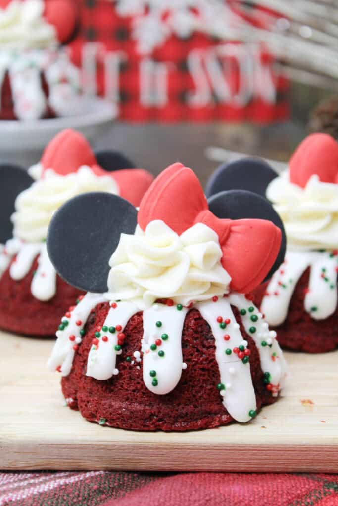 how to make a Minnie Mouse red velvet cake